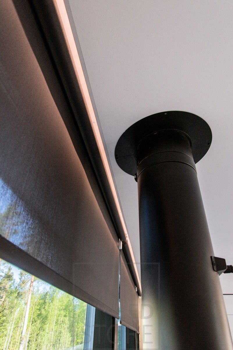 A groove between the ceiling and the wall with a curtain rail and a led strip. The end result is finished and beautiful.